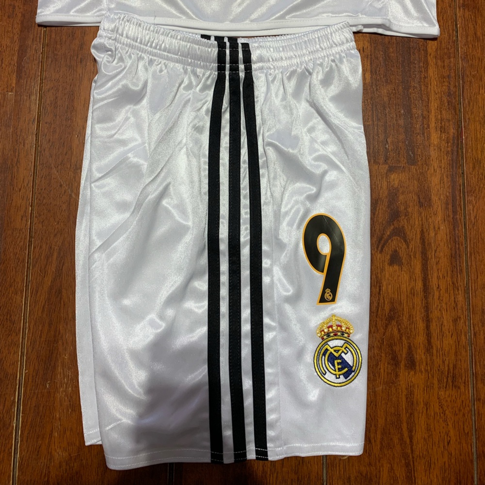 Kids Retro Real Madrid 04/05 Jersey - Picture 10 of 13